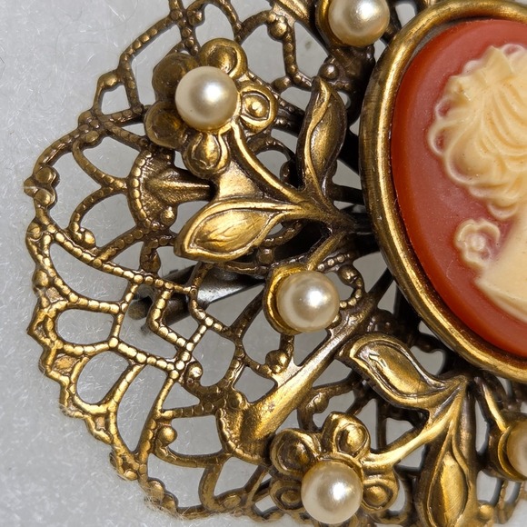Vintage Mid-century Gold Tone Filigree Cameo Brooch Pin Faux Pearl Accent - Picture 6 of 6